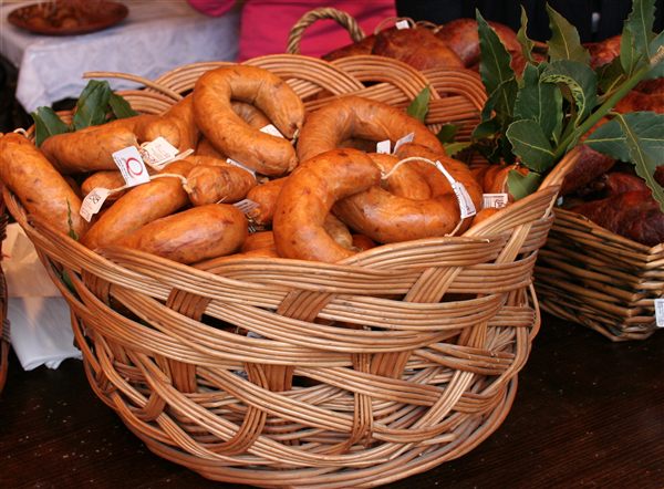 Alheiras numa cesta de verga na Feira de Mirandela
