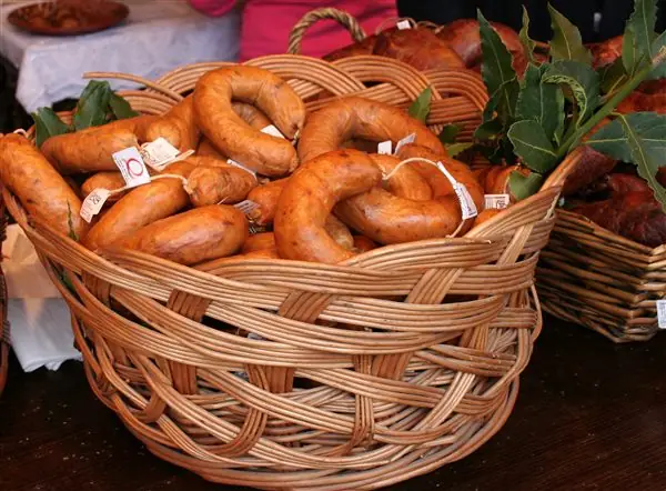 Alheiras numa cesta de verga na Feira de Mirandela