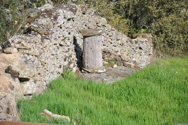 Colmeia tradicional de corcho em Aldeia Nova, Trás-os-Montes